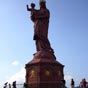 Le rocher Corneille avec la statue de Notre-Dame de France : de la plateforme on a une belle vue sur les toits rouges de la ville. Le rocher est surmonté d'une statue de la Vierge Marie, qui mesure plus de 16 mètres et pèse 110 tonnes, peinte en rouge. El